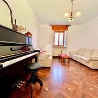 CASA SEMINDIPENDENTE A MERETO DI TOMBA