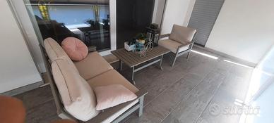 Arredamento da balcone o giardino