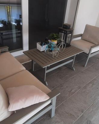 Arredamento da balcone o giardino