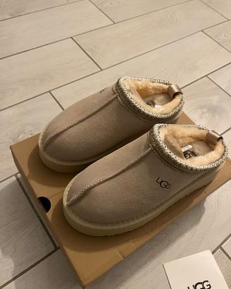 UGG Tazz – Mules beige chiaro con plateau