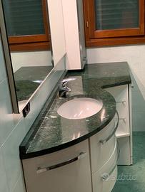 Mobile bagno design curvo con marmo verde