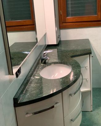 Mobile bagno design curvo con marmo verde