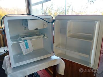 Frigo piccolo vintage rosso
