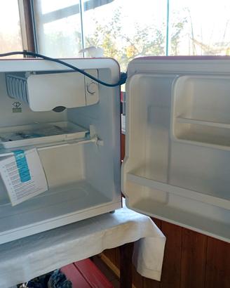 Frigo piccolo vintage rosso