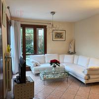 Elegante quadrifamiliare con giardino privato nel