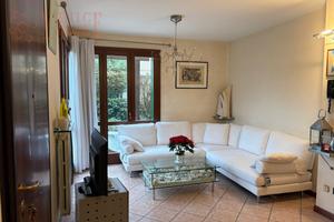 Elegante quadrifamiliare con giardino privato nel