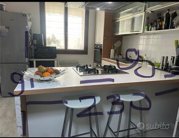 Cucina con frigo e microonde