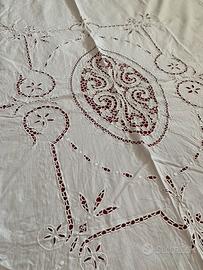 Copriletto ricamo intaglio