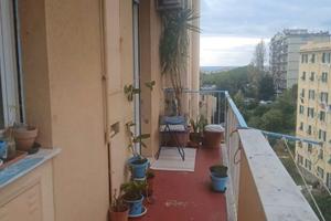 Quarto ampio e arredato con balcone vivibile