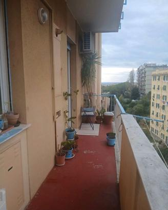 Quarto ampio e arredato con balcone vivibile