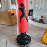 Sacco boxe gonfiabile con guantoni