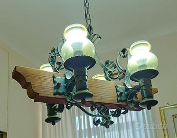 Lampadario rustico in legno e ferro battuto 