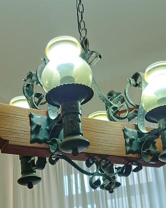 Lampadario rustico in legno e ferro battuto 