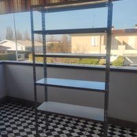 Scaffalatura in metallo