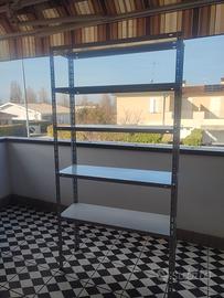 Scaffalatura in metallo