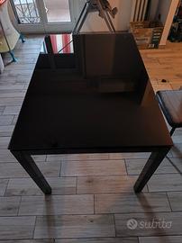 Tavolo allungabile con piano in vetro nero