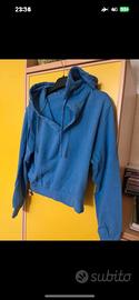 felpa azzura con cappuccio