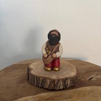 Uomo con sacca rosso presepe classico Thun