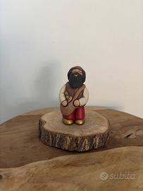 Uomo con sacca rosso presepe classico Thun