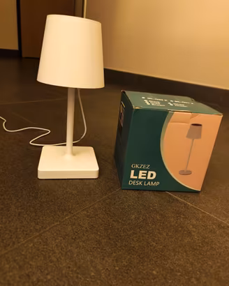 Lampada a led nuova con cartellino