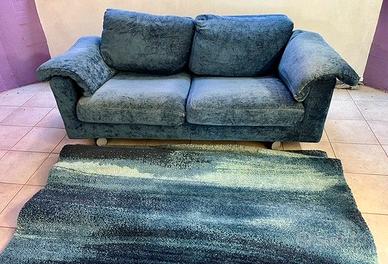 Divano in velluto azzurro con tappeto abbinato