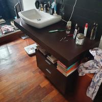 mobile bagno con lavabo e rubinetteria