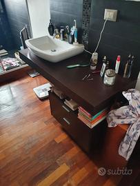 mobile bagno con lavabo e rubinetteria