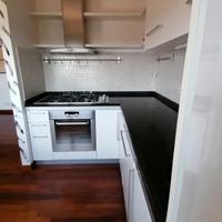 CUCINA 
MATERIALE NOCE SBIANCATO CON
PIANI IN MARM