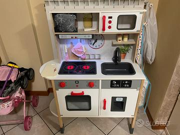 Cucina giocattolo con accessori