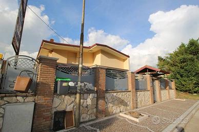 Villa di 494 m² con più di 5 locali e box auto a S
