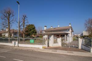 VILLA SINGOLA CON CURATO GIARDINO