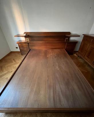 Letto matrimoniale in legno massello con testiera
