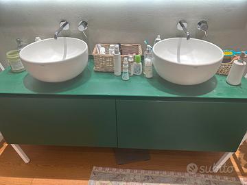Mobile bagno e due lavabi