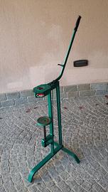 Tappatrice a leva per tappi in sughero