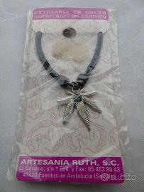 Collana con foglia maria e pietra nera al centro