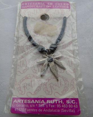 Collana con foglia maria e pietra nera al centro