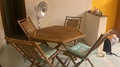 Tavolo in vimini con 4 sedie da giardino