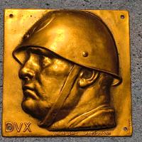 Benito Mussolini      Busto Elmato