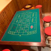 Tavolo da roulette in mogano e sgabelli