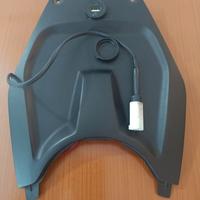 BMW K1300S: coperchio batteria con caricatore USB