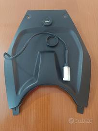 BMW K1300S: coperchio batteria con caricatore USB