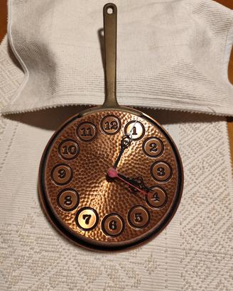 orologio da parete in rame brunito e martellato 