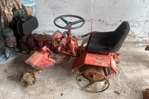 Trattorino con aratro, betoniera e sollevatore 15q