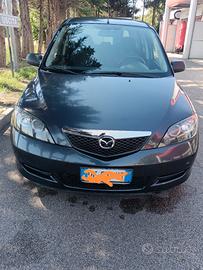 Auto mazda 2
