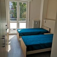 Stanza singola luminosa con bagno