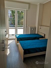 Stanza singola luminosa con bagno