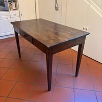 Tavolo in legno massello con cassetto