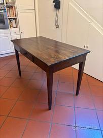 Tavolo in legno massello con cassetto