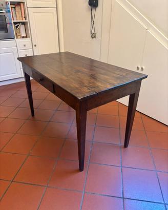 Tavolo in legno massello con cassetto