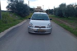 Yaris cilindrata 1.0 a euro 2.000 trattabili 